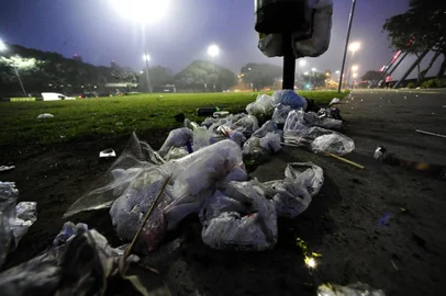  PORTO ALEGRE,RS,BASIL.2019,06,19.Lixo na Orla do Gâsometro,deixados por frequentadores no Domingo de verão.(RONALDO BERNARDI/AGENCIA RBS).