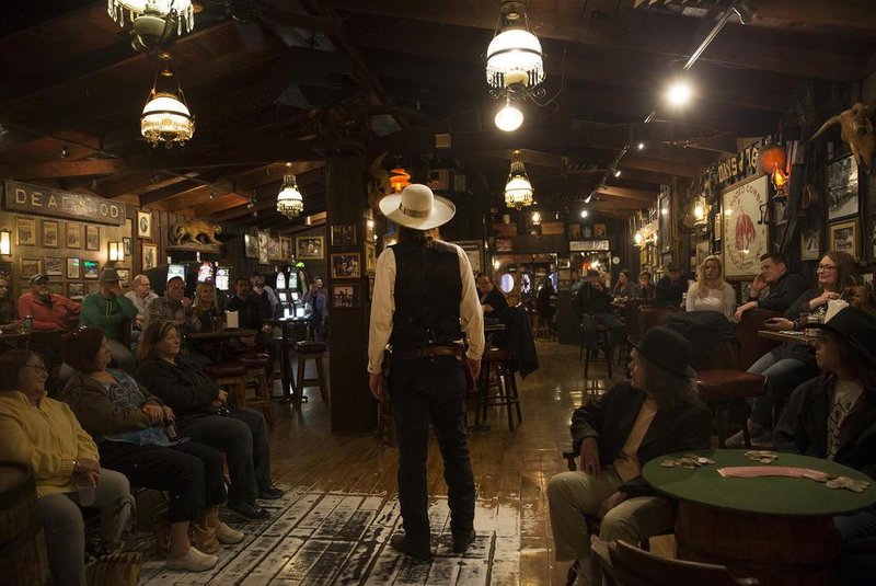 â¿¿Wild Billâ¿? plays his part in front of a crowd at Saloon No. 10 during one of its frequent re-enactment scenes.DEADWOOD, S.D. â BC-TRAVEL-TIMES-SD-DEADWOOD-ART-NYTSF â âWild Billâ plays his part in front of a crowd at Saloon No. 10 during one of its frequent re-enactment scenes. (CREDIT: Janie Osborne/The New York Times)--ONLY FOR USE WITH ARTICLE SLUGGED -- BC-TRAVEL-TIMES-SD-DEADWOOD-ART-NYTSF -- OTHER USE PROHIBITED.Editoria: TRALocal: DeadwoodIndexador: Osborne,JanieFonte: NYTNSFotógrafo: STR