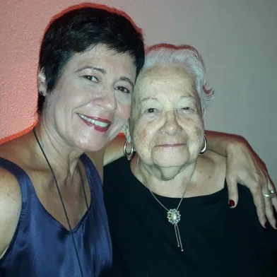 Thelma Guedes, autora de Órfãos da Terra, com a tia Heleniza na festa de lançamento da novela.