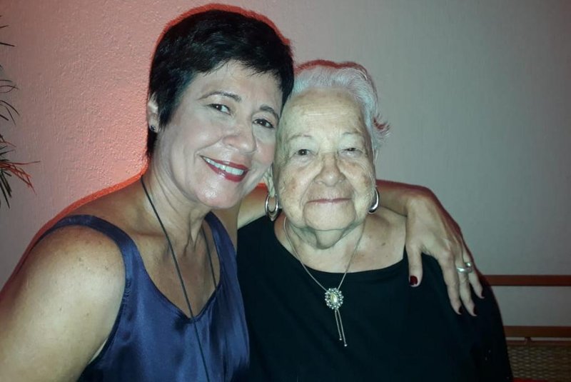 Thelma Guedes, autora de Órfãos da Terra, com a tia Heleniza na festa de lançamento da novela.