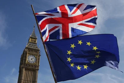 O Reino Unido notificará oficialmente, nesta quarta-feira, os sócios europeus sobre a intenção de sair da União Europeia (UE). O processo deverá testar a resistência das instituições europeias e britânicas.Inserir imagemInsert EmbedAo final de dois anos de negociações, a UE perderá um membro do Conselho de Segurança da ONU e potência nuclear. No entanto, o Reino Unido pode ficar sem a Escócia e a Irlanda do Norte, caso o descontentamento dos países com o Brexit resulte em independência.