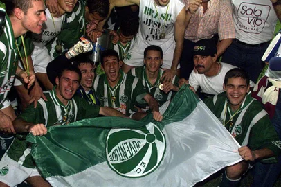 Botafogo 0x0 Juventude - final da Copa do Brasil - Estádio Maracanã. O Ju conquistou o primeiro título da competição e conseguiu uma vaga para a Libertadores de 2000.Jogadores comemorando em pleno gramado.#ENVELOPE: PENDENTE