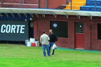  CAXIAS DO SUL, RS, BRASIL, 25/06/2019. Técnico Pingo é demitido da SER Caxias. Na tarde desta terça-feira, noticiário esportivo foi surpreendido com a notícia da demissão do Pingo. Na foto, técnico saindo do estádio Centenário. (Porthus Junior/Agência RBS)Indexador: Porthus Junior                  