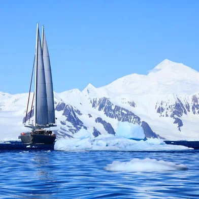  Registros fotográficos das paisagens gélidas da Antártica, compõem a exposição ¿O Olhar Nômade¿, de Marina Klink. A exposição acontece na Loja Magnabosco, entre os dias 26/06 e 25/07. A fotógrafa, esposa no navegador Amyr Klink, apresentará 21 imagens produzidas pelo continente, destino frequente da família, captadas ao longo de mais de uma década de viagens polares. (Marina Klink/Divulgação)Indexador: Marina Bandeira Klink