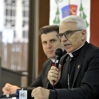  CAXIAS DO SUL, RS, BRASIL, 26/06/2019Da esquerda para direitaPadre Elton Marcelo Bussolotto Aristides - Assessor de Comunicação da Diocese de Caxias do Sul Pároco na Paróquia Sagrada Família, Bispo Dom Alessandro, Leonardo Pereira - vigário geral da Diocese de Caxias (Lucas Amorelli/Agência RBS)