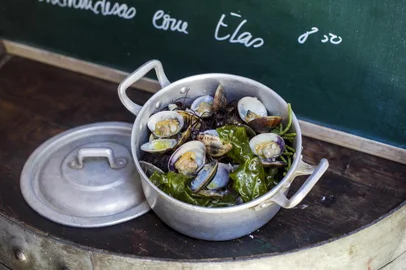 Clams and seaweed at A Taberna da Rua das Flores.LISBON, Portugal â BC-TRAVEL-TIMES-FRUGAL-TRAVELER-ART-NYTSF â Clams and seaweed at A Taberna da Rua das Flores. (CREDIT: Ana Brigida/The New York Times)âONLY FOR USE WITH ARTICLE SLUGGED -- BC-TRAVEL-TIMES-FRUGAL-TRAVELER-ART-NYTSF -- OTHER USE PROHIBITED.Editoria: TRALocal: LisbonIndexador: Ana BrigidaFonte: NYTNSFotógrafo: STR