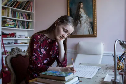 COMPOSER-EDDY-ART-LSPR-061819Alma Deutscher, 14, composes in her room in Vienna, May 3, 2019. âLots of people have been telling me that if I want to grow up, I have to compose music that will reflect the ugliness of the modern world,â Deutscher said. âI donât want to do this. I want to compose music that I find beautiful.â (Lena Mucha/The New York Times)Editoria: ILocal: VIENNAIndexador: LENA MUCHAFonte: NYTNSFotógrafo: STR
