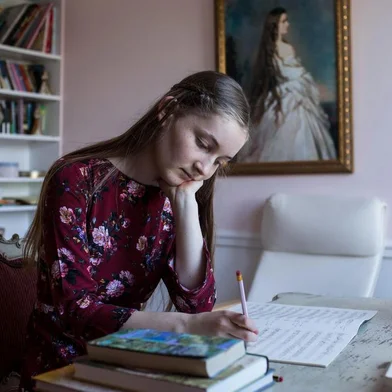 COMPOSER-EDDY-ART-LSPR-061819Alma Deutscher, 14, composes in her room in Vienna, May 3, 2019. âLots of people have been telling me that if I want to grow up, I have to compose music that will reflect the ugliness of the modern world,â Deutscher said. âI donât want to do this. I want to compose music that I find beautiful.â (Lena Mucha/The New York Times)Editoria: ILocal: VIENNAIndexador: LENA MUCHAFonte: NYTNSFotógrafo: STR