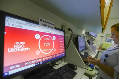  PORTO ALEGRE, RS, BRASIL, 27/06/2019: A Santa Casa inicia oficialmente a operação de um novo sistema de detecção de Sepses, entre outras deteriorações clínicas, com uma plataforma de inteligência artificial chamada ¿Robô Laura¿.Indexador: ISADORA NEUMANN