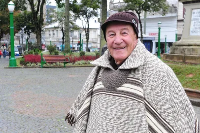  CAXIAS DO SUL, RS, BRASIL (17/06/2016) O vacariense Paulo Gargioni veste um poncho de lã para enfrentar o frio caxiense. Gargioni é o mais antigo colunista social de Caxias do Sul. (Roni Rigon/Pioneiro)