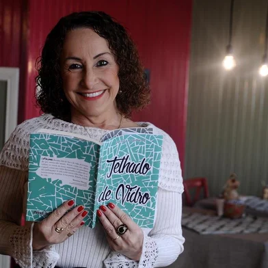  CAXAIS DO SUL, RS, BRASIL (27/06/2019)Jussara Godinho lança o seu novo livro de poesias Telhado de vidro. (Antonio Valiente/Agência RBS)