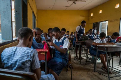 SCHOOLS-NIR-ART-LSPR-061819Students in a crowded home economics class at a high school in Accra, Ghana, May 14, 2019. The tumultuous rollout of a new government program to provide tuition-free high school for all has left students going to school in shifts, and parents paying for tutors. (Nana Kofi Acquah/The New York Times)Editoria: ILocal: ACCRAIndexador: NANA KOFI ACQUAHFonte: NYTNSFotógrafo: STR