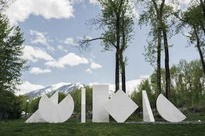 A sculpture by Herbert Bayer on the Aspen Institute campus. ASPEN, Ccolo. â BC-TRAVEL-TIMES-COLO-BAUHAUS-ART-NYTSF â A sculpture by Herbert Bayer on the Aspen Institute campus. (CREDIT: Benjamin Rasmussen/The New York Times)âONLY FOR USE WITH ARTICLE SLUGGED -- BC-TRAVEL-TIMES-COLO-BAUHAUS-ART-NYTSF -- OTHER USE PROHIBITED.Editoria: TRALocal: AspenIndexador: Benjamin RasmussenFonte: NYTNSFotógrafo: STR