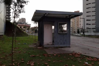 Furto da fiação deixa Praça do Trem, em Caxias, mais uma vez às escuras