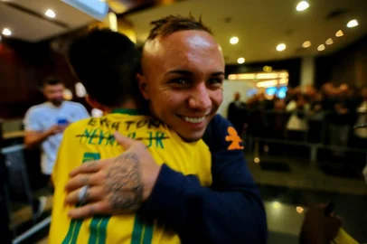 PORTO ALEGRE, RS, BRASIL, 28/06/2019- Everton entrega camiseta para fã. (FOTOGRAFO: JÚLIO CORDEIRO / AGENCIA RBS)Indexador: Andre Avila