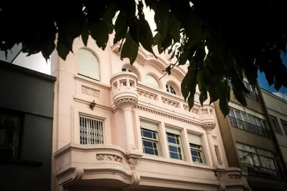 O Colavoro Sanvitto é um empreendimento de coworking com restaurante, na Avenida Júlio de Castilhos, no centro de Caxias do Sul. O único prédio residencial de Caxias planejado pelo arquiteto Vitorino Zani (1900-1960), que projetou a Igreja São Pelegrino.Inaugura dia 4 de julho e abre ao público dia 5 de julho.