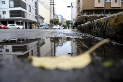  CAXIAS DO SUL, RS, BRASIL, 28/05/2019A terça-feira (28) será marcada por chuva, que deve ocorrer na forma de pancadas intercaladas com períodos de nebulosidade na Serra. Em Caxias do Sul, os termômetros variam entre 17°C e 21°C.A chuva deve dar uma trégua na quarta-feira, conforme a Somar Meteorologia. Mas há possibilidade de retorno das precipitações na quinta-feira. (Lucas Amorelli/Agência RBS)