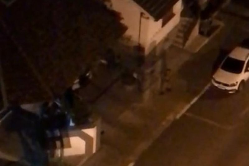 Frame de vídeo que registra tiroteio entre policiais e criminosos que assaltavam casa em Marau