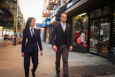 elementary , Sherlock Holmes (Jonny Lee Miller) e Lucy Liu (doutora Joan Watson)