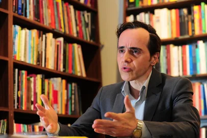  CAXIAS DO SUL, RS, BRASIL, 24/06/2019. Gaudêncio Fidelis, curador do Queermuseu, será o palestrante do Órbita Literária, na livraria Do Arco da Velha. Conhecido como curador da exposição Queermuseu, que sofreu censura no Santander Cultural em 2017, Gaudêncio Fidelis vem a Caxias para falar sobre os desafios para a interpretação do mundo contemporâneo na arte e na literatura. (Porthus Junior/Agência RBS)