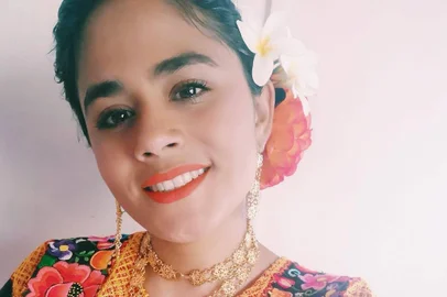 Como fazer penteados de Frida Kahlo com a mexicana oaxaqueña Edith Carrasco