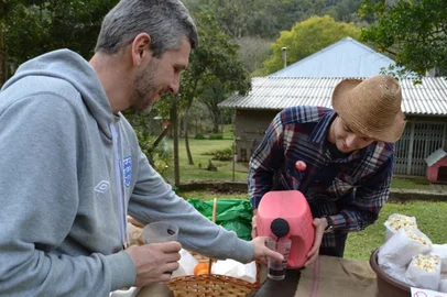 Alimentos preparados com ingredientes orgânicos e não transgênicos serão a grande atração na Festa Junina promovida pelo Slow Food Primeira Colônia Italiana, neste final de semana, em Garibaldi. O evento ocorre no domingo (7), das 15h30min às 19h, no Sítio Crescer. A participação no arraial custará R$ 10, com uma pipoca inclusa. Alinhado à filosofia de sustentabilidade ambiental promovida pelo movimento, o evento também oferece o primeiro quentão de forma gratuita para quem levar seu copo ou caneca reutilizável.