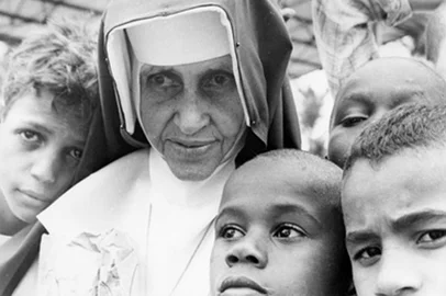  Foto do acervo da Agência Brasil  - Brasília - Irmã Dulce (ao centro) dedicou sua vida a ajudar a comunidade pobre na Bahia. Milhares de católicos acompanharam a beatificação da religiosa em Salvador. Por sua solidariedade ao próximo, irmã Dulce ficou conhecida como Anjo Bom da Bahia. A religiosa foi beatificada, passo anterior para o processo de canonização