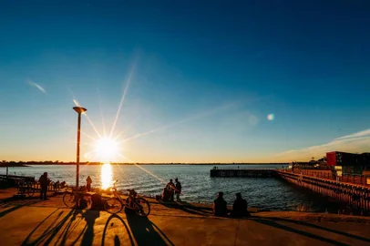  PORTO ALEGRE, RS, BRASIL, 27/06/2019: Para o aniversário de um ano da orla do Guaíba, estamos fazendo uma matéria sobre a rotina do local: os esportistas pela manhã, as famílias à tarde, os boêmios à noite. (Foto: Omar Freitas / Agência RBS)Indexador: NGS
