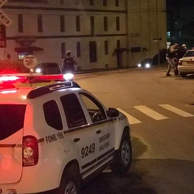 Brigada Militar tem utilizado de operações para conseguir atender a maior demanda de atendimentos nos finais de semana na Serra. Na foto, as abordagens em Garibaldi e Carlos Barbosa.