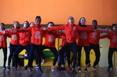  PORTO ALEGRE, RS, BRASIL,27/06/2019- Alunos da EPD Restinga pretendem ir para Santa Catarina participar do Festival de Dança de Joinville e pedem ajuda para viagem. (FOTOGRAFO: TADEU VILANI / AGENCIA RBS)
