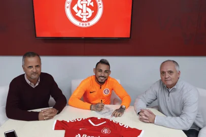 Natanael entre o vice de futebol do Inter, Roberto Mello, e o presidente, Marcelo Medeiros