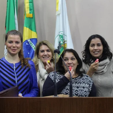 Bancada feminina da Câmara de Vereadores de Caxias do Sul. Vereadoras fizeram apitaço na abertura da campanha Nossas Vidas Importam pelo combate à violência contra as mulheres. Da esquerda para a direita: Tatiane Frizzo (SD), Paula Ioris (PSDB), Gladis Frizzo (MDB) e Denise Pessôa (PT)