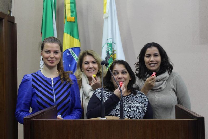 Bancada feminina da Câmara de Vereadores de Caxias do Sul. Vereadoras fizeram apitaço na abertura da campanha Nossas Vidas Importam pelo combate à violência contra as mulheres. Da esquerda para a direita: Tatiane Frizzo (SD), Paula Ioris (PSDB), Gladis Frizzo (MDB) e Denise Pessôa (PT)