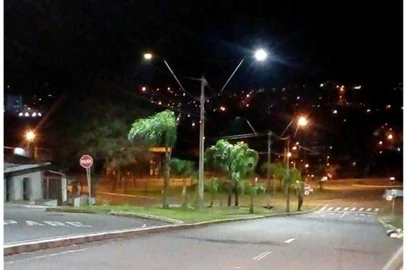 Luminárias de LED são instaladas na avenida Júlio de Castilhos em Caxias