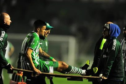 CAXIAS DO SUL, RS, BRASIL, 01/07/2019. Juventude x Luverdense, jogo válido pela Série C do Campeonato Brasileiro realizado no estádio Alfredo Jaconi. Meia Rafael Bastos sentiu o joelho e precisou ser substituído.  (Porthus Junior/Agência RBS)