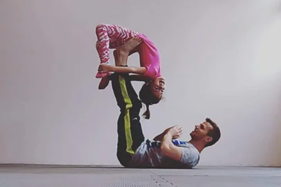  Luciano Puhl, fisioterapeuta e instrutor de Acroyoga, misnistra workshop Acro Kids