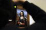 Homem fotografa a autêntica cópia da Mona Lisa, de Laeonardo Da Vinci, no Museu do Pardo, em Madri. 