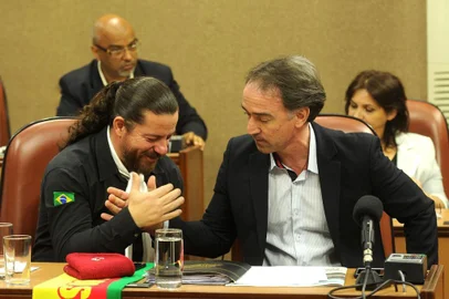 CAXIAS DO SUL, RS, BRASIL, 05/09/2017. Votação sobre admissibilidade do pedido de impeachment do prefeito Daniel Guerra (PRB) na Câmara de Vereadores de Caxias do Sul, acabou com a rejeição por unanimidade. Na foto, Renato Nunes (PR) e Chico Guerra (PRB). (Diogo Sallaberry/Agência RBS)