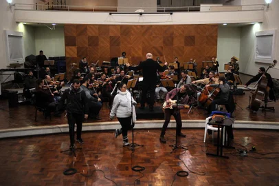 CAXIAS DO SUL, RS, BRASIL, 04/07/2019 - Ensaio da Orquestra Sinfônica da UCS, para o espetáculo Rock in Concert. NA FOTO: solistas Beto Vianna, Fran Duarte e Rafa Schuller. (Marcelo Casagrande/Agência RBS)