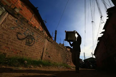  PORTO ALEGRE -RS- BR - 21.06.2019Na manhã da sexta feíra, começou a remoçou a remoção dos primeiros moradores da vila Nazaré, para a ampliação da pista do aeroporto Salgado Filho.Mudança da da. Vera, a primeira moradora a ser trasnferida para o loteamento Bom Fim.FOTÓGRAFO: TADEU VILANI AGÊNCIA RBS