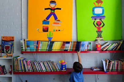  CAXIAS DO SUL, RS, BRASIL, 28/03/2016 - Sala de Leitura da Associação Criança Feliz, montada com auxilio da ONG Moradia e Cidadania, dos funcionários da Caixa. (JONAS RAMOS/AGÊNCIA RBS)