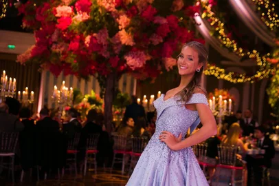  PORTO ALEGRE, RS, BRASIL, 06.07.2019. Aniversário de 15 anos de Antônia Ranzolin Falcão, filha da apresentadora Cristina Ranzolin e do ex- jogador de futebol Paulo Roberto Falcão. A festa é no salão principal da Associação Leopoldina Juvenil.  (FOTO ANDRÉA GRAIZ/AGÊNCIA RBS)Indexador: Andrea Graiz