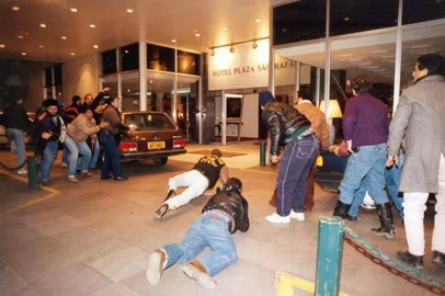 FOTO DIGITALIZADA PARA O PROJETO 50 ANOSTumulto em frente ao Plaza São Rafael durante grande motim do Presídio Central de Porto Alegre.Pasta: 75110/Cx. 920/Envelope:140297