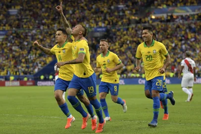  Brazil's Everton (2-L) celebrates with teammates after scoring against Peru during the Copa America football tournament final match at Maracana Stadium in Rio de Janeiro, Brazil, on July 7, 2019. (Photo by Carl DE SOUZA / AFP)Editoria: SPOLocal: Rio de JaneiroIndexador: CARL DE SOUZASecao: soccerFonte: AFPFotógrafo: STF