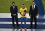 Everton recebe o prêmio de melhor jogador da final da Copa América