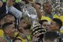  Brazils Dani Alves celebrates with the trophy after winning the Copa America after defeating Peru in the final match of the football tournament at Maracana Stadium in Rio de Janeiro, Brazil, on July 7, 2019. (Photo by Juan MABROMATA / AFP)Editoria: SPOLocal: Rio de JaneiroIndexador: JUAN MABROMATASecao: soccerFonte: AFPFotógrafo: STF