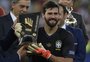 Com a Copa América, Alisson recebe o terceiro prêmio de melhor goleiro na temporada