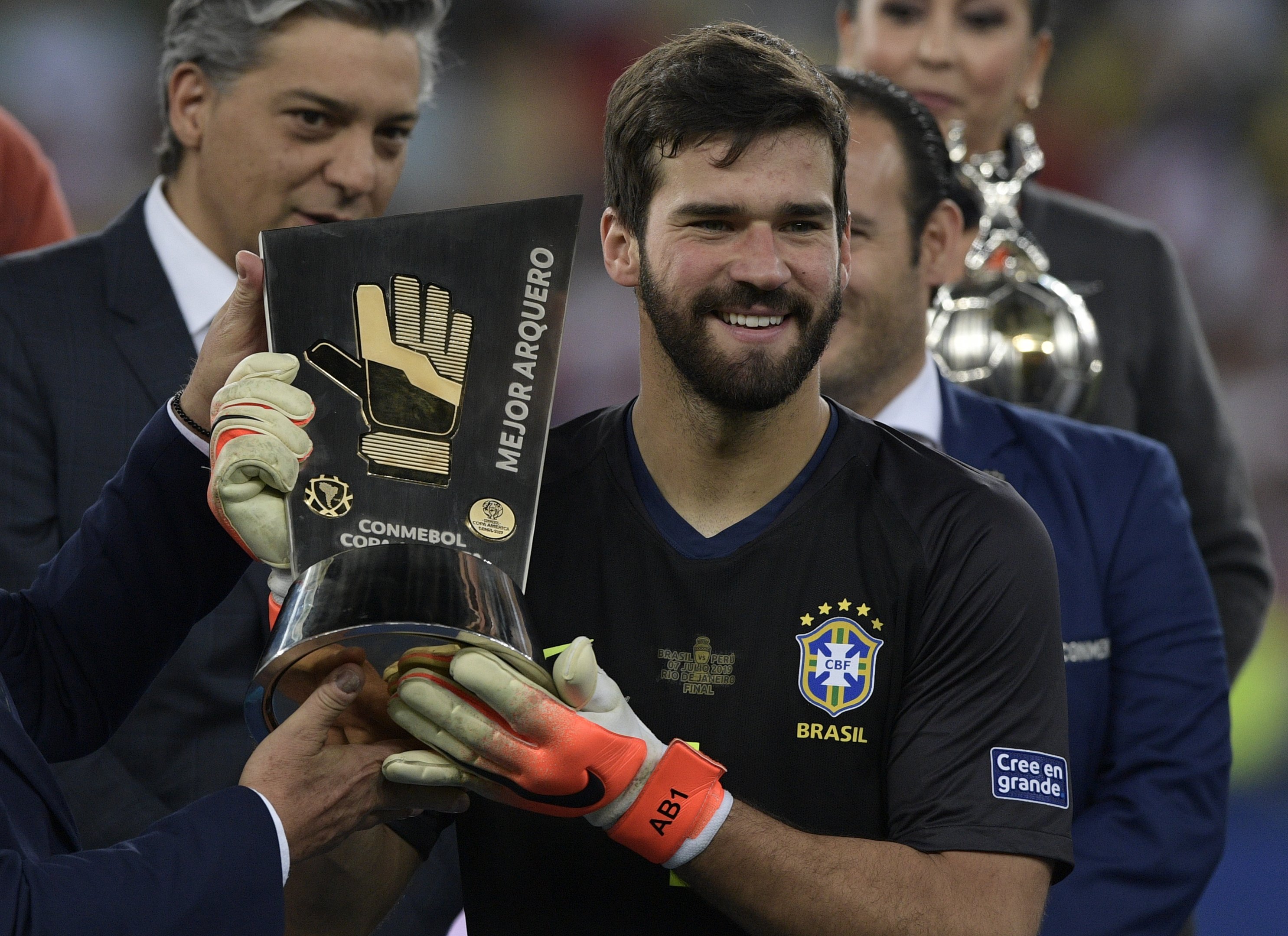 Com a Copa América, Alisson recebe o terceiro prêmio de melhor