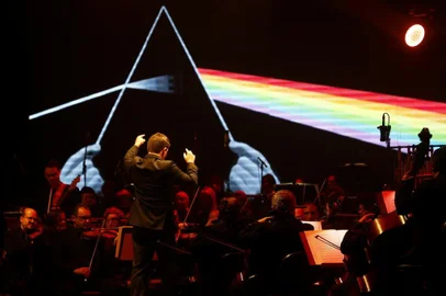  PORTO ALEGRE, RS, BRASIL, 07-07-2019: Sob a regência do maestro Evandro Matté, a Orquestra Sinfônica de Porto Alegre (Ospa) apresenta o concerto Pink Floyd Sinfônico no auditório Araújo Viana. Com participação dos cantores Anaadi e Rafa Gubert, o espetáculo teve ingressos esgotados e plateia lotada. (Foto: Mateus Bruxel / Agência RBS)