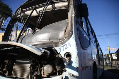 Acidente com dois ônibus da empresa Soul na Avenida Baltazar de Oliveira Garcia, na altura do número 3668, em Porto Alegre
